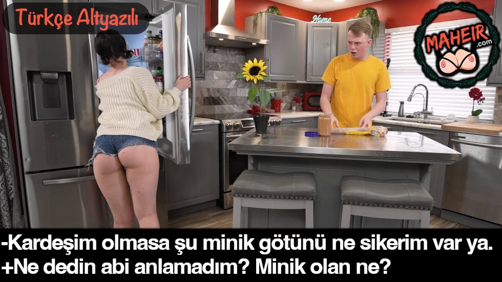 Evde Kısacık Şortla Gezen Bacısının Göte Bakıp İç Geçiriyor