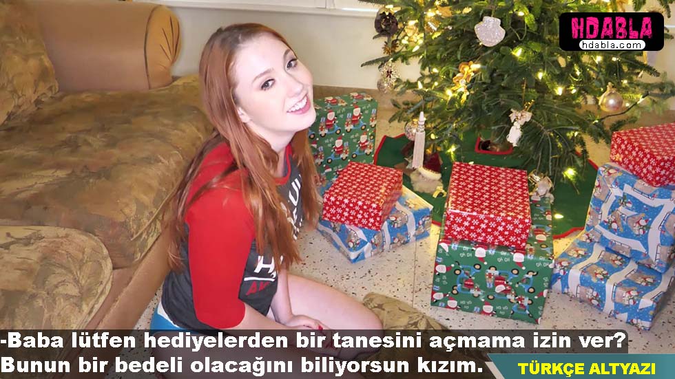 Kızıl saçlı kızını yılbaşından önce hediyeleri açarken yakaladı
